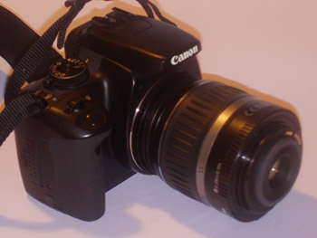 Máquina fotográfica com a lente invertida